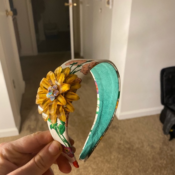 Flower headband with gold flower pendant main image 3